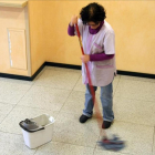 Una empleada de hogar, limpiando, en una casa de Barcelona