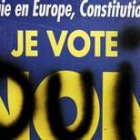 Un cartel en París pidiendo el no a la Constitción europea aparece con una pintada a favor del sí