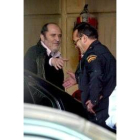 El abogado José Emilio Rodríguez Menéndez saluda a un policía