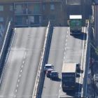 Un camión permanece al borde de la sección que continúa en pie del puente Morandi.