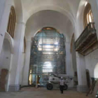 Interior del Santuario de la Peregrina, que deja ver las obras de restauración.