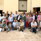 Algunos de los alumnos y profesores del curso, junto al director del instituto, en el centro.