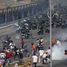 Manifestantes se enfrentan a los soldados de la Guardia Nacional Bolivariana.