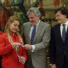Lidia muestra sus medallas de oro conseguidas en el Europeo al ministro Méndez de Vigo. HUESCA