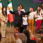 El candidato Enrique Peña Nieto con su esposa y sus hijos durante la celebración de ayer.