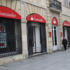 Sucursal del Banco de Santander en la calle Ordoño II de la capital.