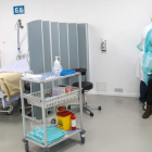 Una persona es atendida en un centro de salud de Ginebra preparado para realizar pruebas de coronavirus.