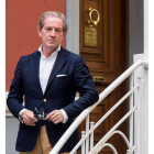 Javier Vega, ayer ante la sede de la Cámara de Comercio, al estrenar la presidencia. F, OTERO PERANDONES