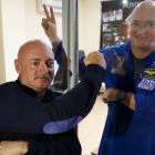 Los astronautas Scott Kelly (con traje espacial y gafas) y Mark Kelly (con bigote) unos días antes del despegue de la misión espacial.