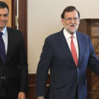 El presidente del Gobierno, Marinao Rajoy, y el líder del PSOE, Pedro Sánchez, en una reunión en el Congreso en agosto del 2016.