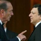 Chirac habla con Durao Barroso durante la cumbre de la Otan en Estambul