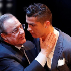 Florentino Pérez felicitando a Cristiano Ronaldo, en una imagen de archivo.