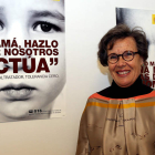 Lourdes Núñez Celada, voluntaria de Adavas, con los carteles oficiales de sensibilización contra la violencia de género.