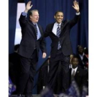 Al Gore junto a Obama saludan a sus seguidores en un acto electoral