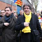 Carles Puigdemont y Toni Comín, en la manifestación convocada por la ANC y Òmnium en Bruselas