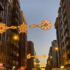 Iluminación navideña en una calle de León.