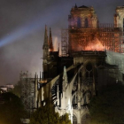 Tareas de extinción del incendio en la catedral de Notre Dame.