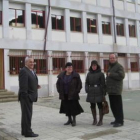El alcalde y la directora de Educación, en Villamanín.