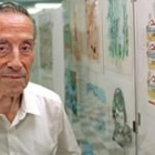 Ramón Sabatés, frente a algunos de sus dibujos en una exposición que tuvo lugar en 1998