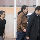 Pablo Iglesias entra en la cárcel de Lledoners con Lucía Martín y Jaume Asens.