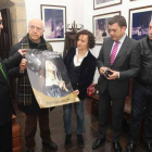 Susana Téllez y Carlos López Riesco, en el centro, junto a los responsables de las cuatro cofradías de Ponferrada.