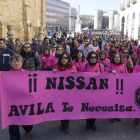 Manifestación multitudinaria que ayer recorrió las calles de Ávila, encabezada por las llamadas ‘Mujeres de la Nissan’.