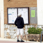 Un vecino de Santas Martas lee el comunicado remitido por el centro de salud. MARCIANO PÉREZ