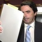 José María Aznar ordena unos documentos durante el pleno celebrado la semana pasada en el Congreso