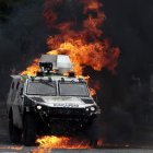 Un vehículo de la Guardia Nacional Bolivariana en llamas. PASCUALE GIORGIO