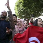 Licenciados en paro gritan consignas durante una marcha en demanda de oportunidades de trabajo, en la avenida Burguiba, en Túnez, este miércoles.