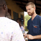 El doctor Kent Brantly, trabajando en el centro sanitario de Foya (Liberia).