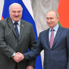 El presidente de Bielorrusia y el de Rusia estrechan sus manos, ayer, en el Kremlin. SPUTNIK