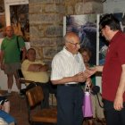 Siro Sanz entrega una placa a Francisco González.