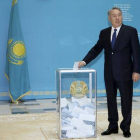 El presidente de Kazajistán vota en las eleciones de este domingo.