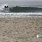 Un surfista se desliza sobre las olas en la playa de Toyama, a 50 kilómetros de la central nuclear de Fukushima.