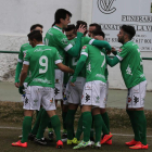 Los jugadores astorganos celebran el primer gol del partido materializado por Bandera tras un centro medido de Lago