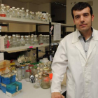 Carlos Barreiro en el Servicio de Proteómica del Instituto de Biotecnología.