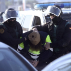 Agentes de la Guardia Civil trasladan a uno de los dos detenidos ayer en Ceuta. REDUAN
