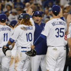 Los jugadores de los Dodgers de Los Angeles se felicitan tras ganar a los Astros de Houston.