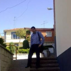 Francisco Gómez muestra una de las rampas del exterior del centro