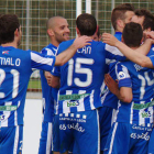 Los jugadores de la Deportiva celebran el tanto de Carlos Ruiz al filo del descanso que, a la postre, serviría para conseguir la victoria ante el filial del Atlético Osasuna en Tajonar.