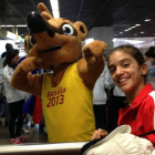 Sara Llana con la mascota de la Guymnasiada de Brasil.
