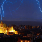 Tormenta sobre la capital leonesa en una imagen de archivo.
