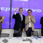 Mariano Rajoy, el lunes en la sede del PP, es aplaudido por sus compañeros Fernando Martínez Maíllo (a su lado), Javier Arenas y María Dolores de Cospedal.