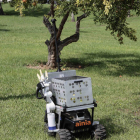 la responsable del proyecto ‘foodcollect’, Gabriele Kubiliute, junto al robot. ANA ESCOBAR