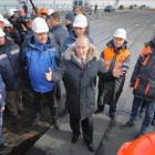 El presidente ruso, Vladimir Putin (centro) conversa con varios obreros durante la visita a las obras de construcción del puente de Crimea sobre el estrecho de Kerch, el pasado marzo.