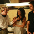 Woody Allen junto a Penélope Cruz y Javier Bardem, en el rodaje de 'Vicky, Cristina, Barcelona'.