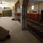 Varios musulmanes rezan sus oraciones a mediodía de ayer en una de las dos mezquitas de la capital.