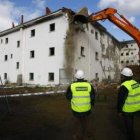 La pala excavadora fue destrozando el viejo edificio.