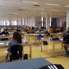 Estudiantes en una biblioteca | MARCIANO PÉREZ